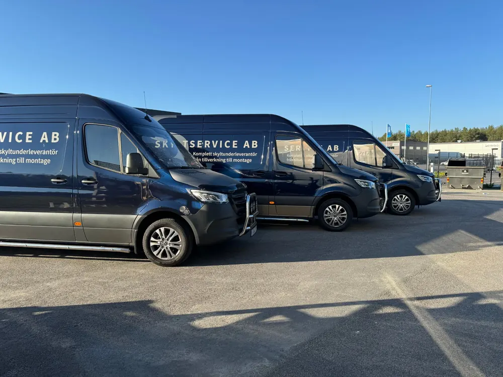 JBS servicebilar utanför anläggningen