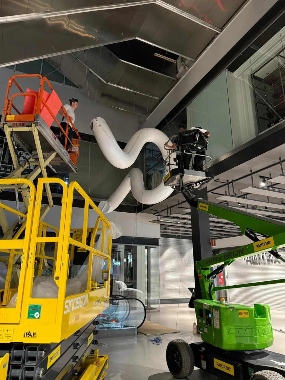 Montageteam på plats med skylift